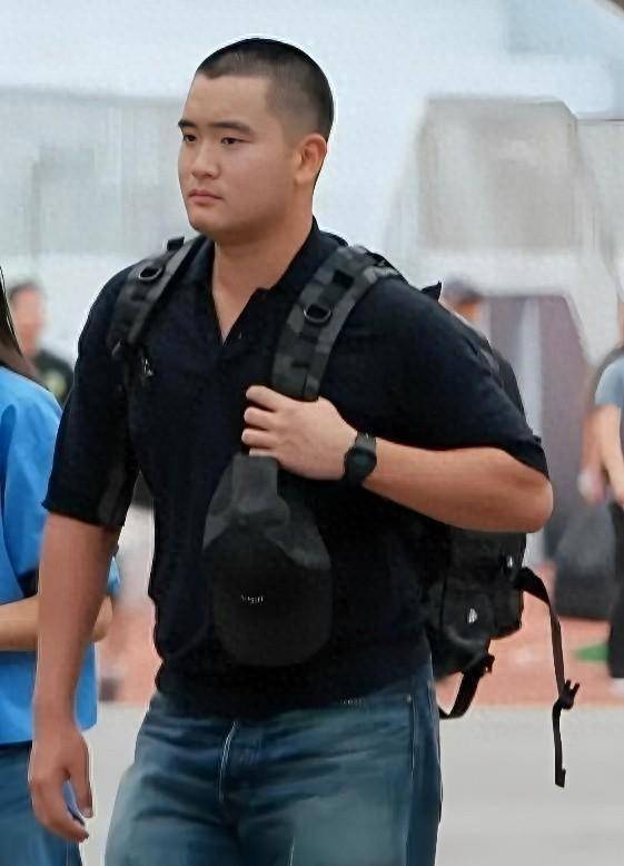 25岁还没大学毕业,也没有遗传父母亲的高颜值