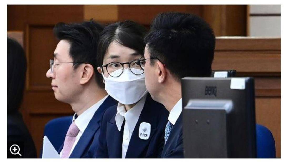 图片[2]-金建希出席庭审：身着黑色正装 佩戴号码牌“4398”-华闻时空