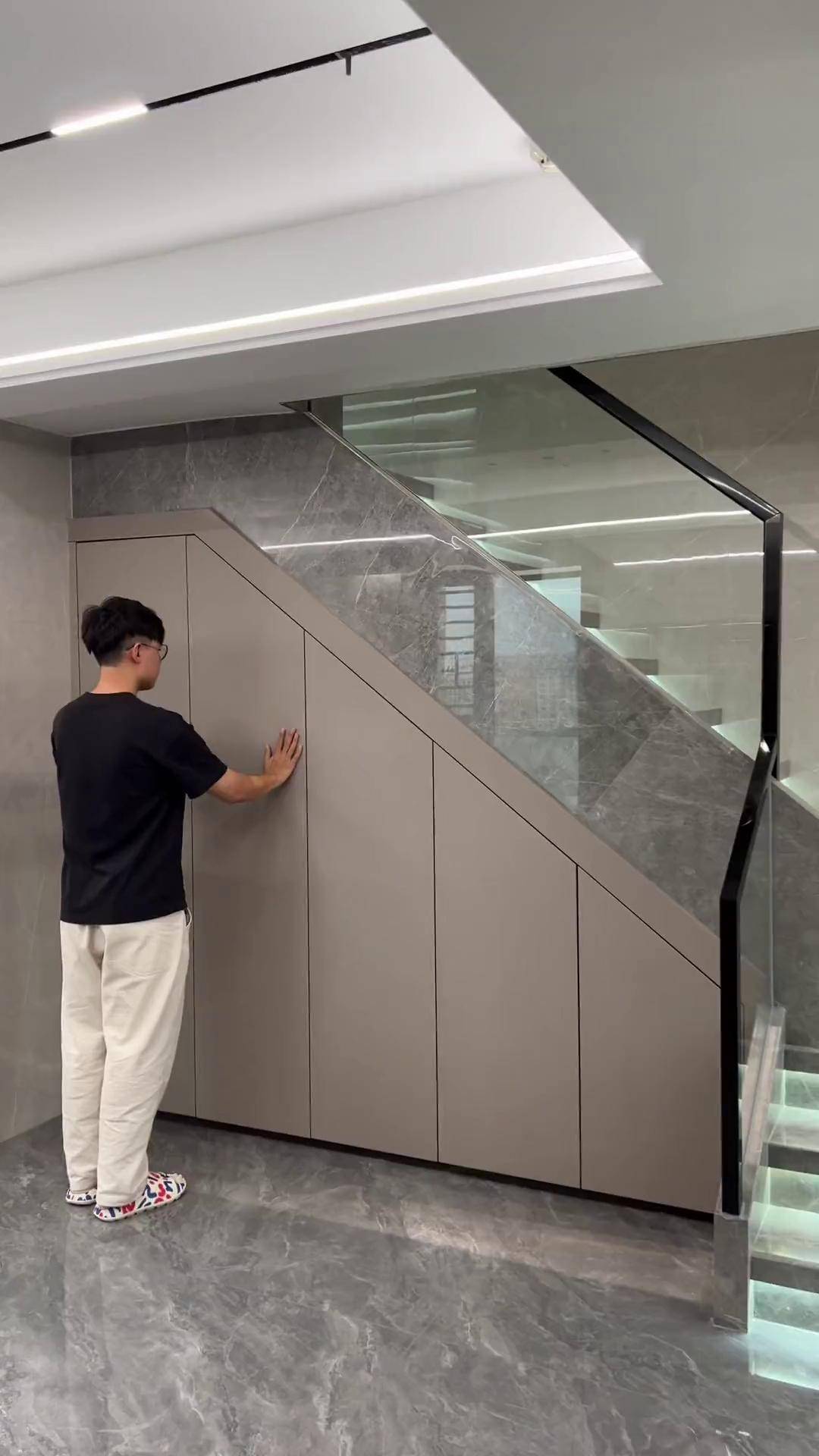 复式楼梯底下的空间千万别浪费了,做一组这样的柜子,满满的储物空间