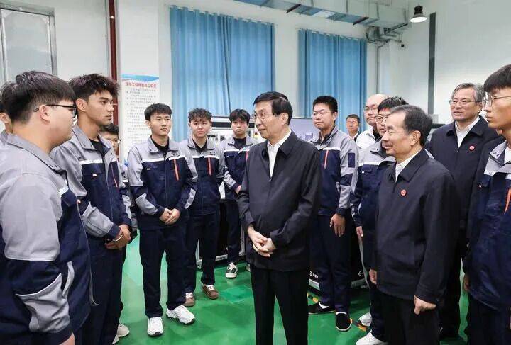 中央代表团在新疆多地看望慰问各族干部群众 王沪宁参加活动