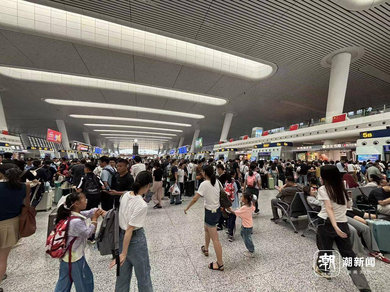 全杭州的娃都出动了？这是刚刚的火车东站！秋假大军即将席卷全国
