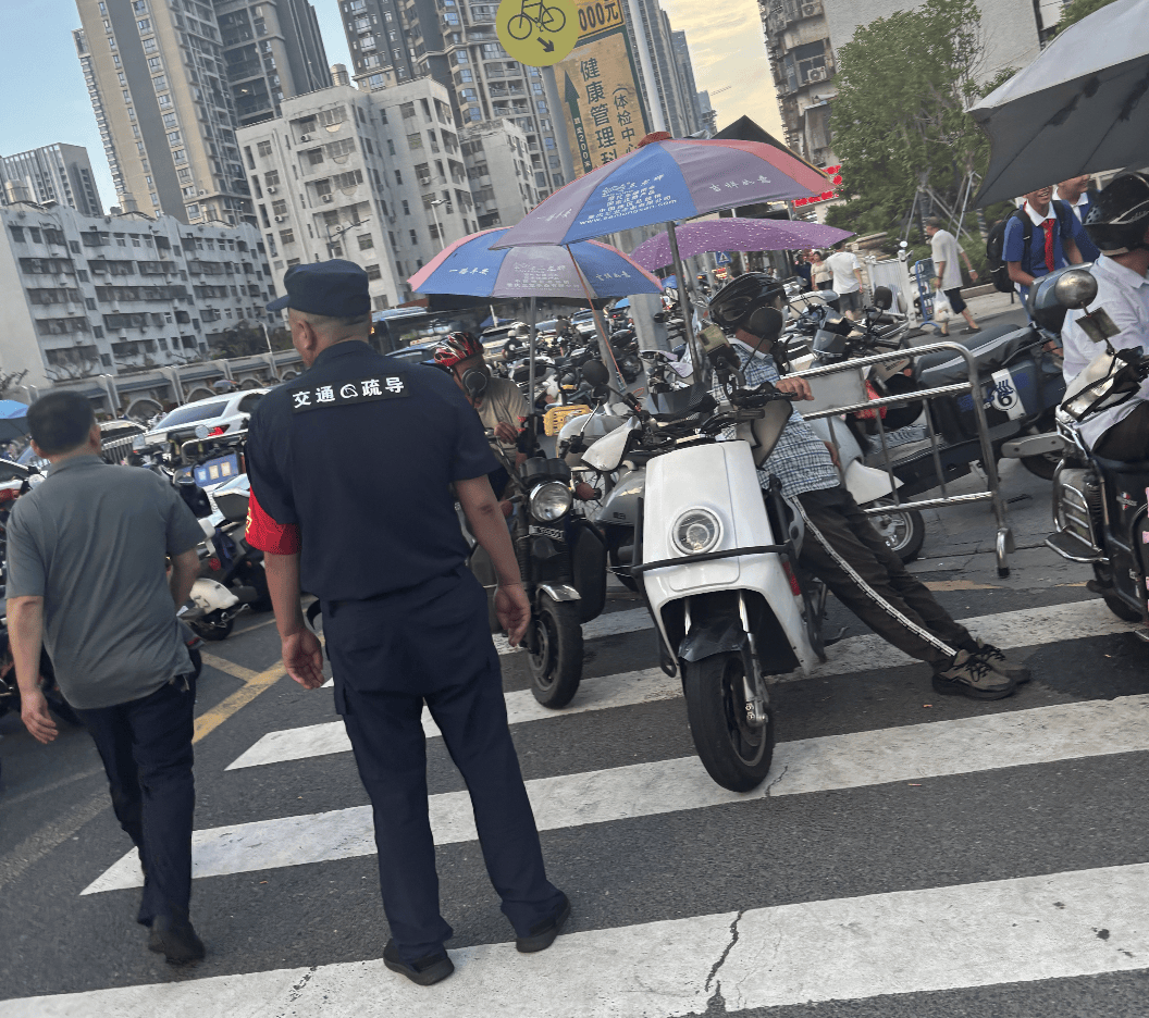 深圳一医院门口被指“举步维艰”！整治后记者实探:仍很堵