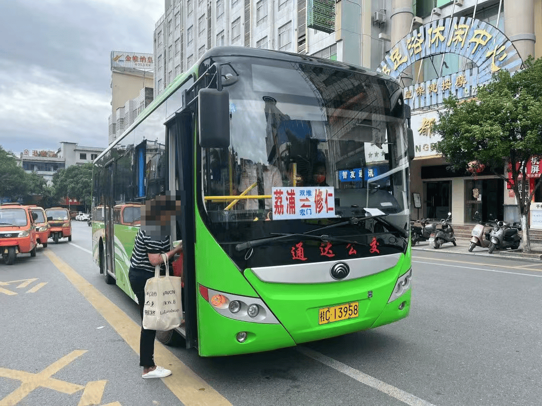 “财务补贴没到位，买不起保险了！”广西一市公交公司宣布全部停运，运管部门称未报备