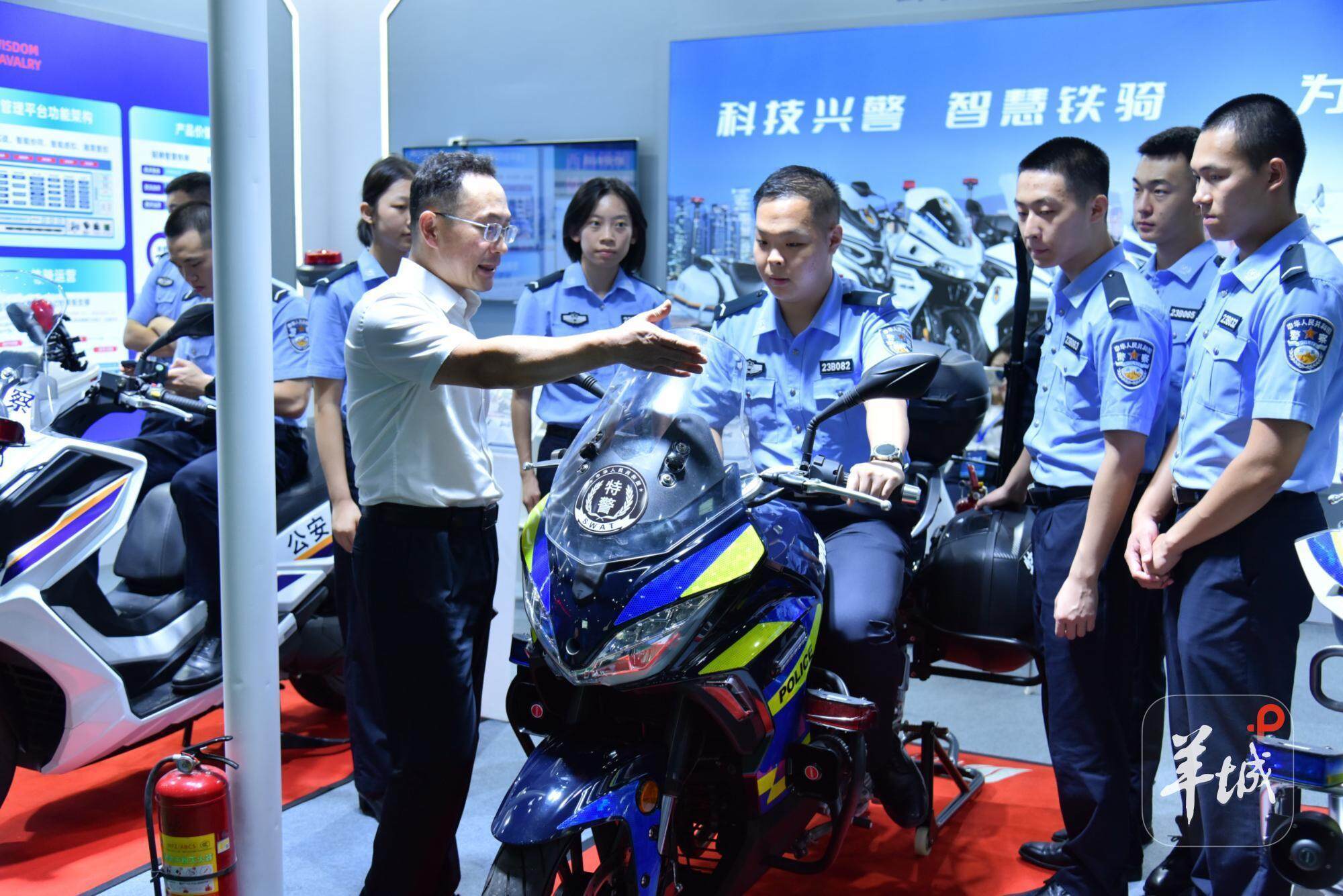 警用机器狗、无人排爆车、人形机器人亮相！这场研讨会科技含量超高