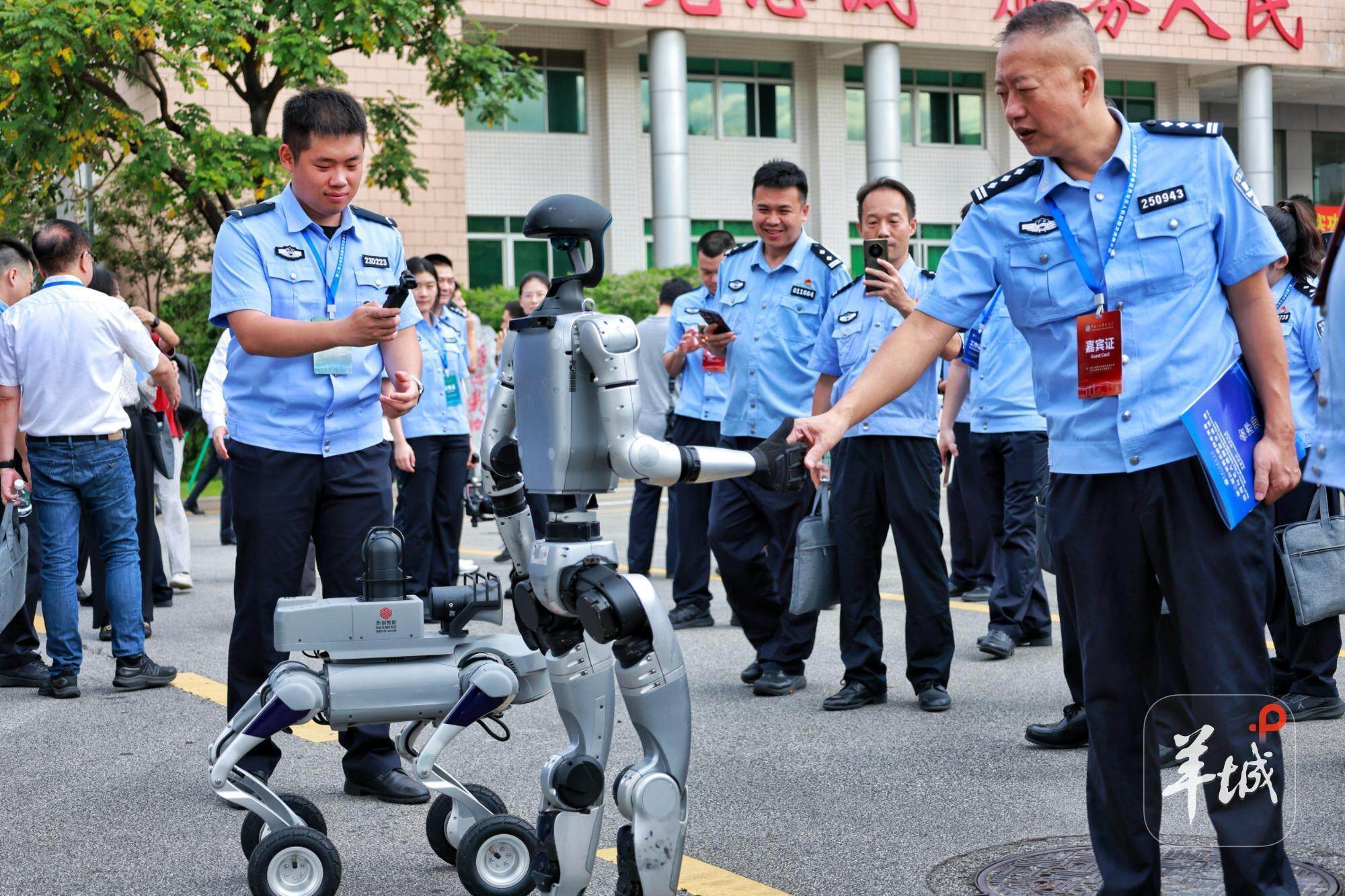 警用机器狗、无人排爆车、人形机器人亮相！这场研讨会科技含量超高