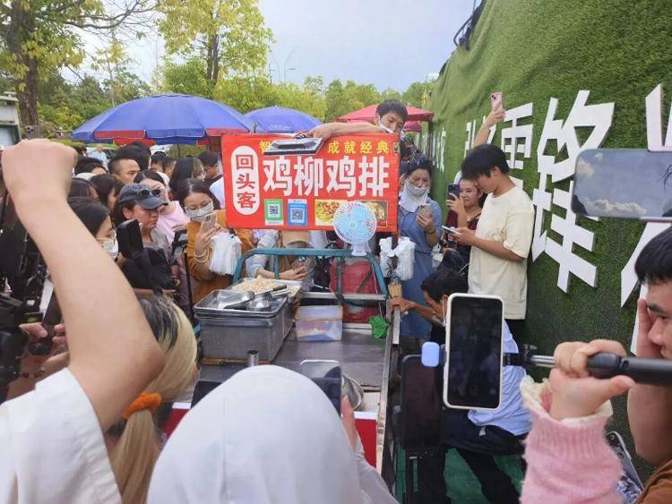 被流量砸中的“鸡排哥”：炸到中暑，怕辜负顾客不舍得休息