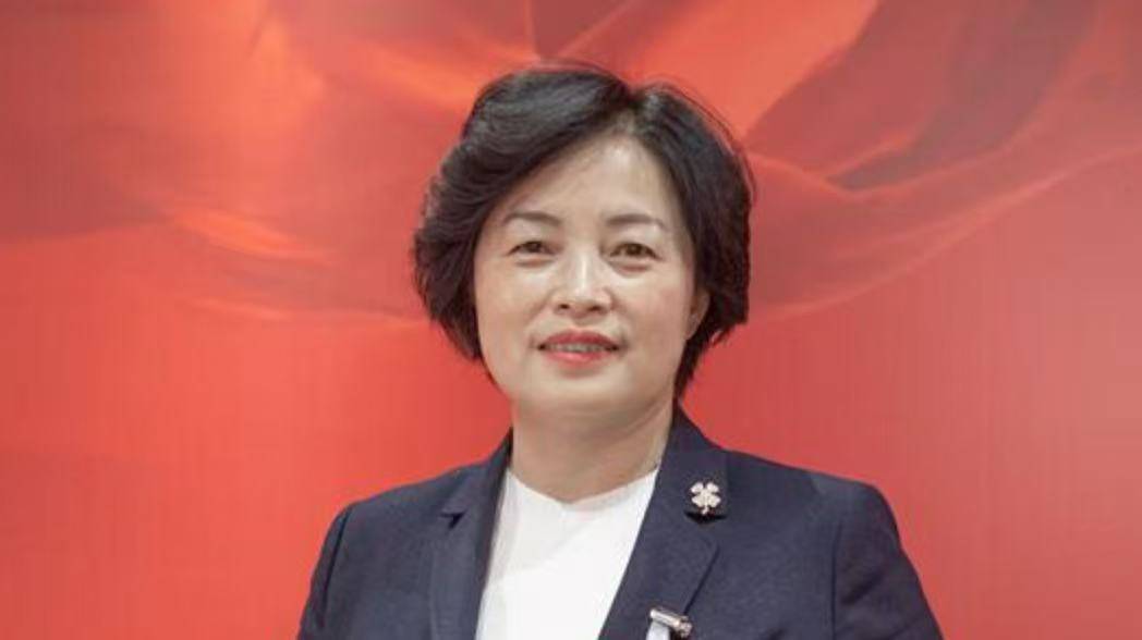 崔国静，多次收受下属、老板送的现金、消费卡、名牌女包、化妆品