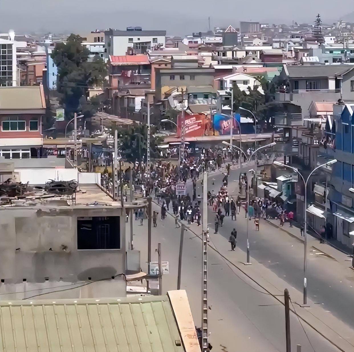 深夜特讯!马达加斯加突发骚乱,华人商店被烧抢,中使馆发出警告