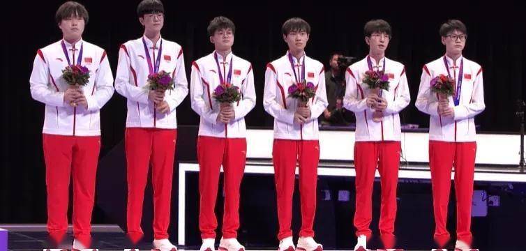 杭州亚运电竞荣耀时刻：中国英雄联盟国家队逆风翻盘勇夺季军