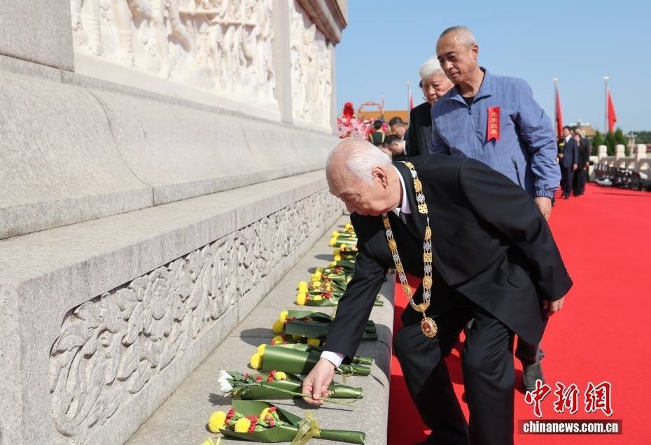 烈士纪念日向人民英雄敬献花篮仪式在京隆重举行