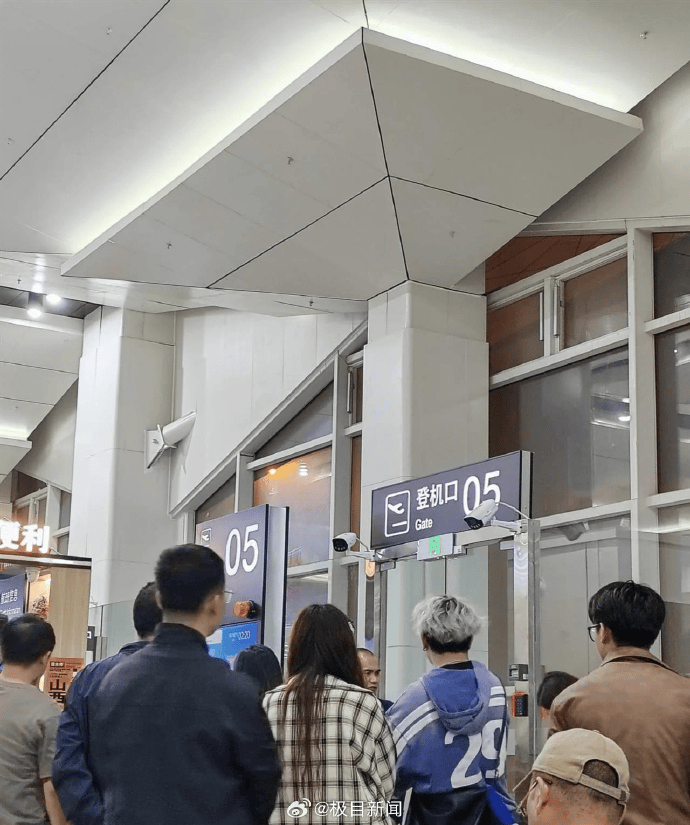 “飞机被截胡了……”100多人被赶下飞机滞留5小时，航司最新回应