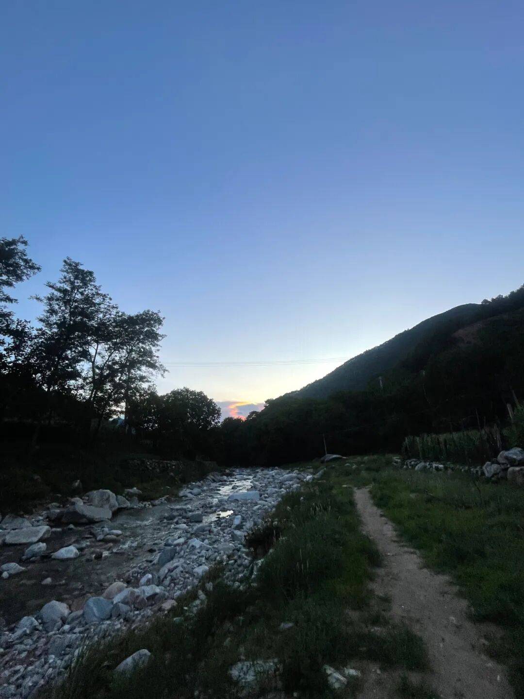 我们就自驾悠哉悠哉地在周边山脚下的小村子乱转悠看着窗外的景色