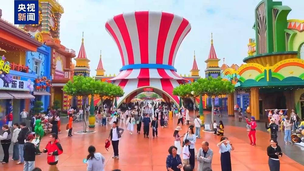 节日氛围感拉满 各地打造文旅消费新场景