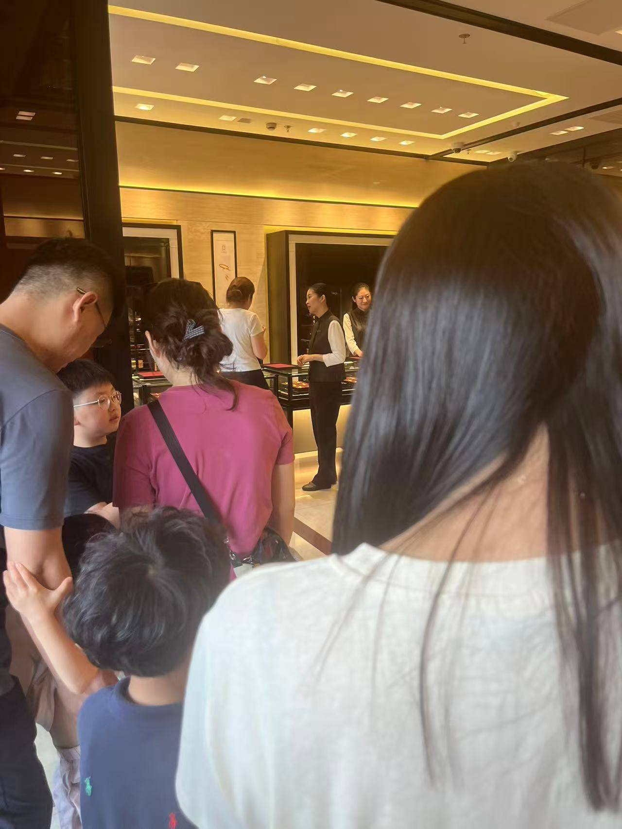 一线见闻 | 金价再创新高带动买金热:水贝价格一月涨百元,金店争相打折促销 一线见闻 | 金价再创新高带动买金热:水贝价格一月涨百元,金店争相打折促销