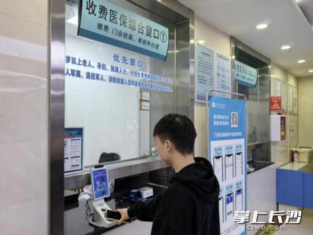 “没想到凭飞机票就挂上了专家号”，这家医院开设加号绿色通道