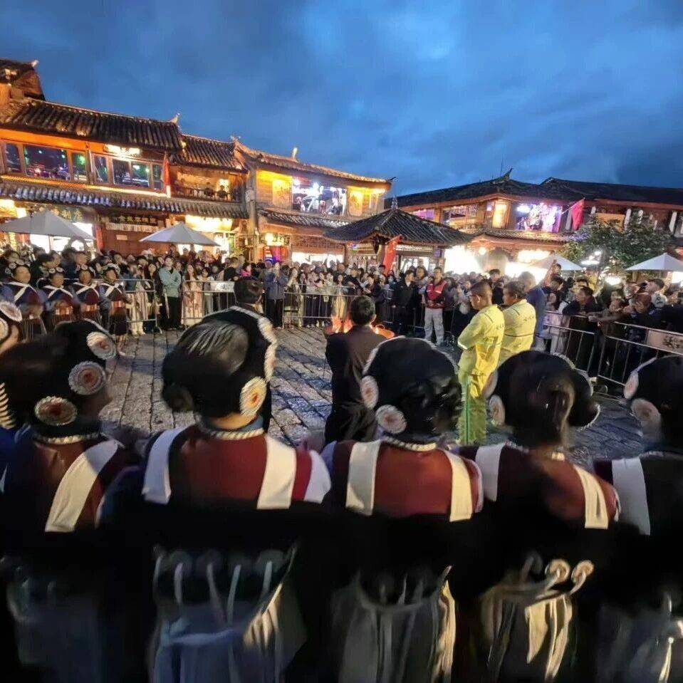 丽江古城夜狂欢！四方街篝火打跳每晚都有，阿老阿奶带跳太有氛围了_来自_游客_纳西