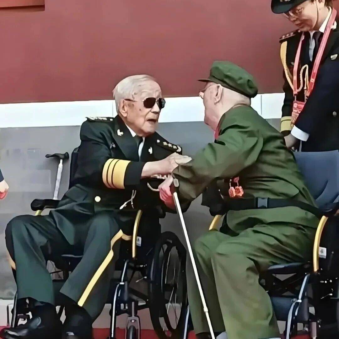 迟浩田上将亮相93阅兵场,虽已白发坐轮椅,但看起来仍很威武_长津湖战役_通信员_国防部长