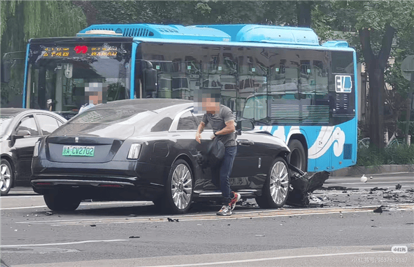 “知名车评人陈震开劳斯莱斯闪灵发生交通事故”，交警回应：下午3时许发生，正处理；此前曾称买车损险不划算