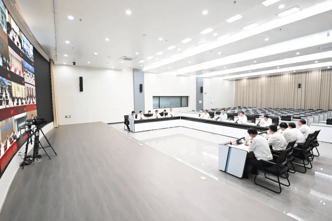 新任辽宁省委书记许昆林，和省长王新伟一同外出检查