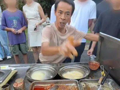 “客流量翻了几百倍，打算给鸡排哥打横幅”，鸡排哥带火附近摊位，回应收入时笑称：还没赚到一个亿