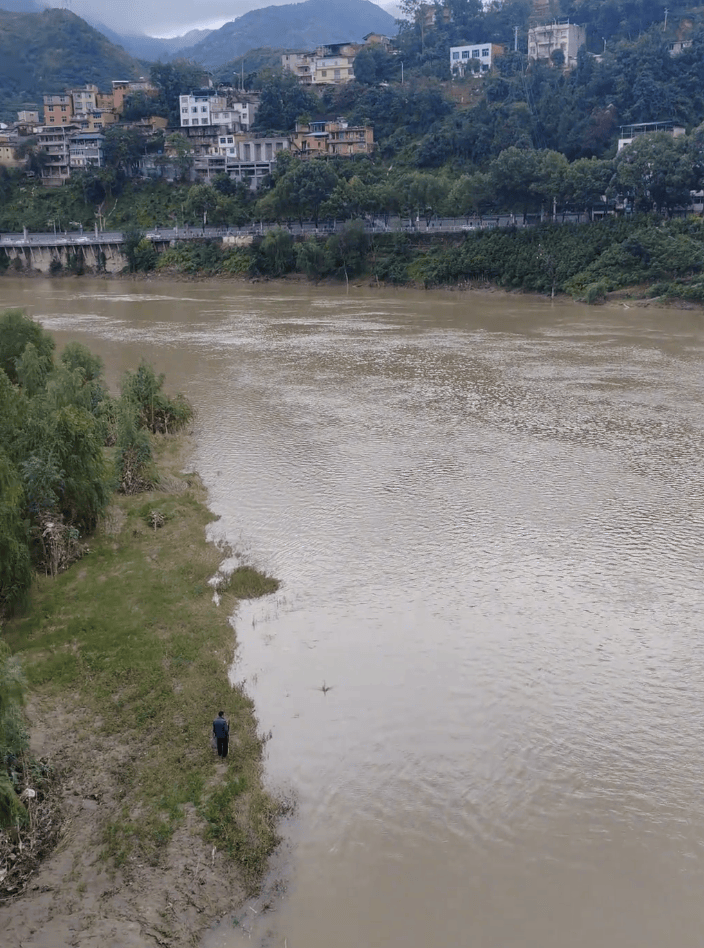 婚礼开始前新郎跳河，当地正在搜救