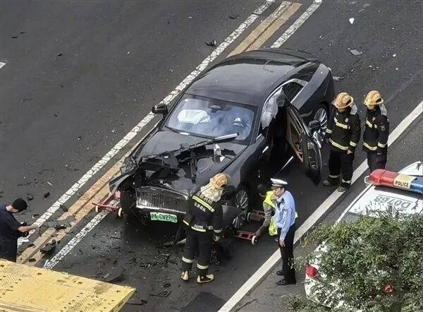 “知名车评人陈震开劳斯莱斯闪灵发生交通事故”，交警回应：下午3时许发生，正处理；此前曾称买车损险不划算