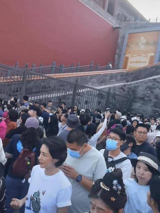 人气爆棚！《清明上河图》故宫展出，排队一两个小时才能入场，有人为第一批进场天蒙蒙亮就赶来