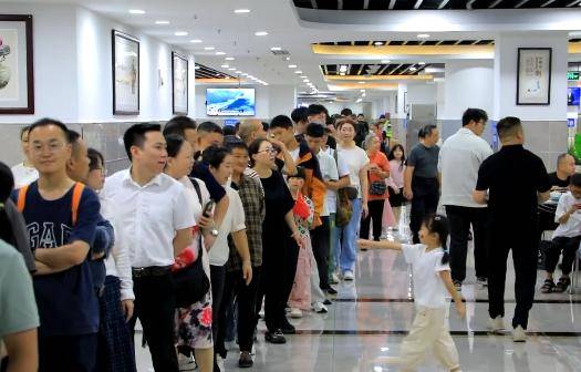 荣昌政府食堂对外开放：十月一当天2700人涌入，猪肉备了650斤，蔬菜2000斤