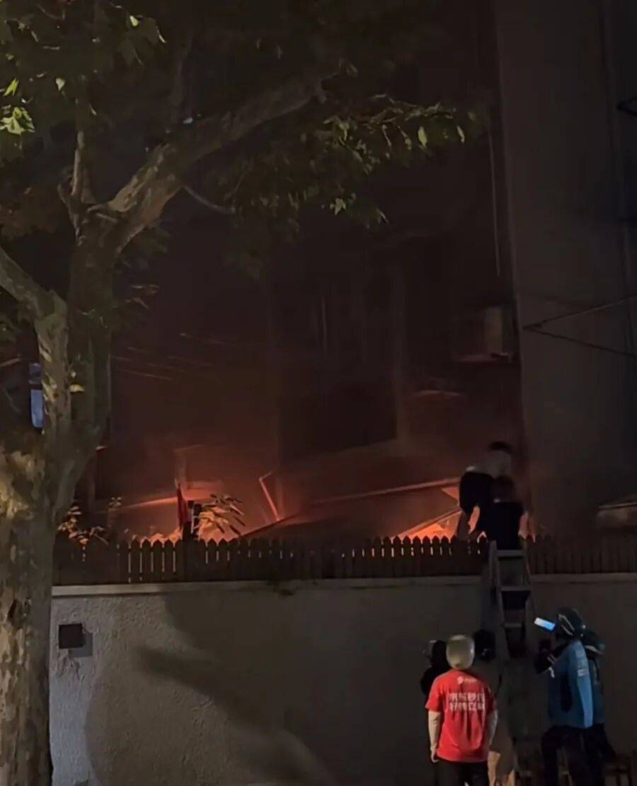 上海一处民宅深夜突发火情！危急时刻，多位市民挺身而出
