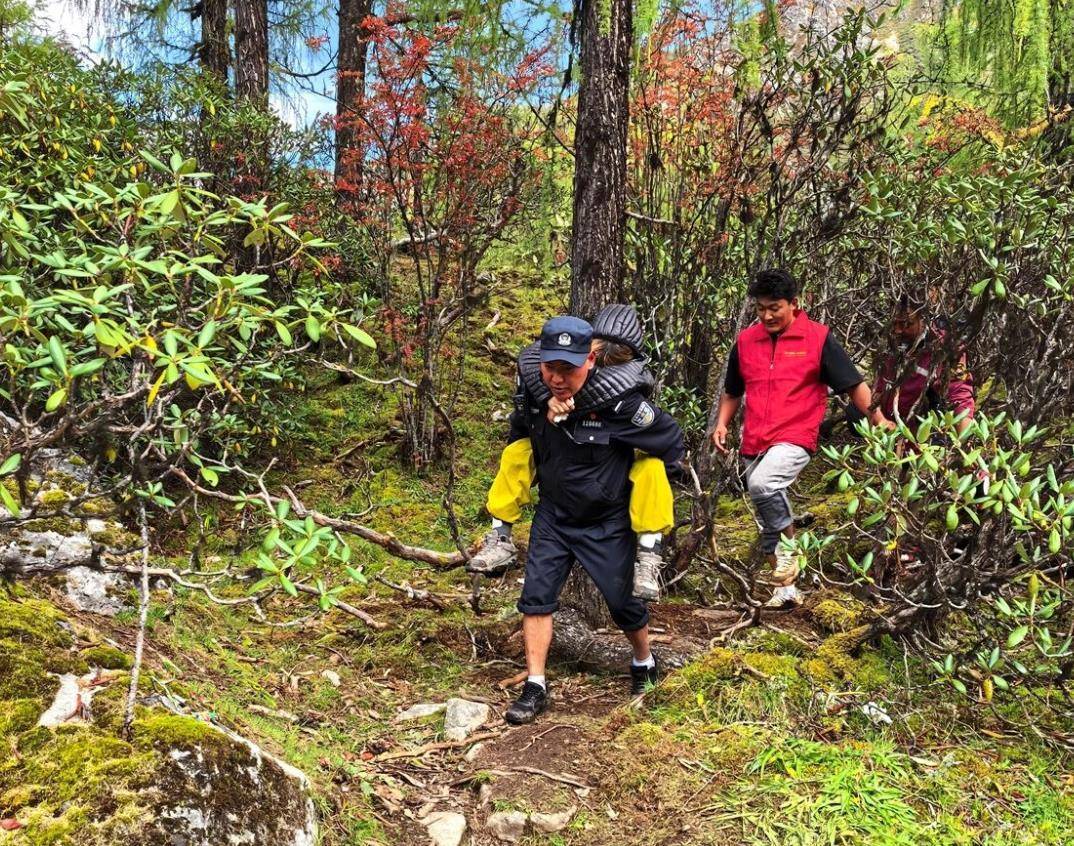 女游客在海拔4700多米山上昏迷失温，“搭子”不见踪影，民警跋涉2小时将其背下山