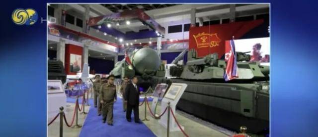 金正恩在平壤出席武器装备展开幕仪式并发表讲话｜现场画面