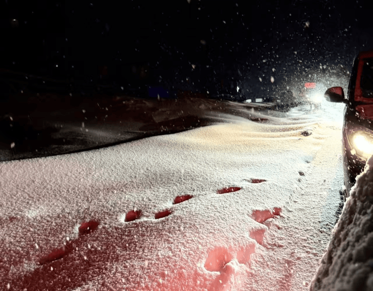 游客称因大雪在喀纳斯堵车8小时，交警凌晨仍在除雪，当地交管部门：仍有车堵在山上，救援持续进行