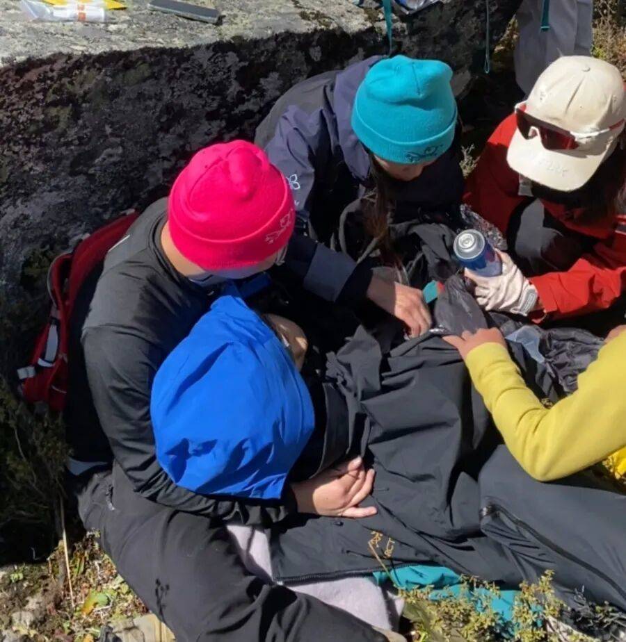 上海医生敏锐发现：情况不对！海拔4300米徒步线，一年轻女孩脉搏微弱，生命垂危……