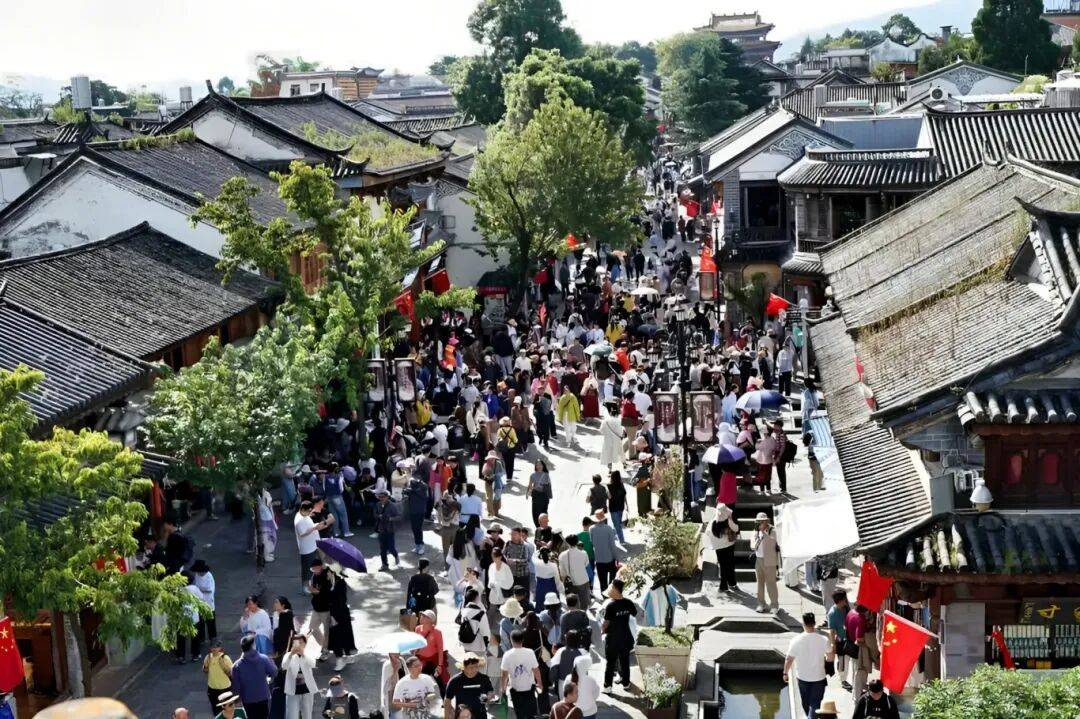 大理市共接待国内外旅游者204.02万人次，平均床位出租率76.56%