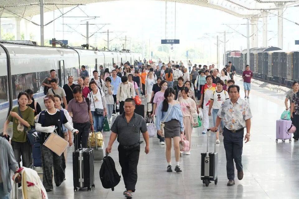 “双节”返程迎高峰，南铁加开中秋夜间动车助力出行