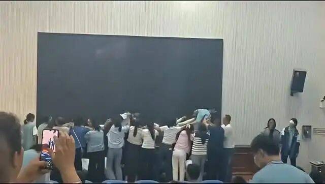 “家长跪地让学生从背上踩过”，河南一中学举办“愧疚教育”活动被投诉？官方回应