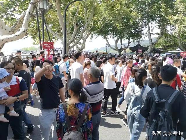 图片[4]-国庆3大名场面：国内景区人挤人，东非草原大堵车，电车卡在高速-华闻时空