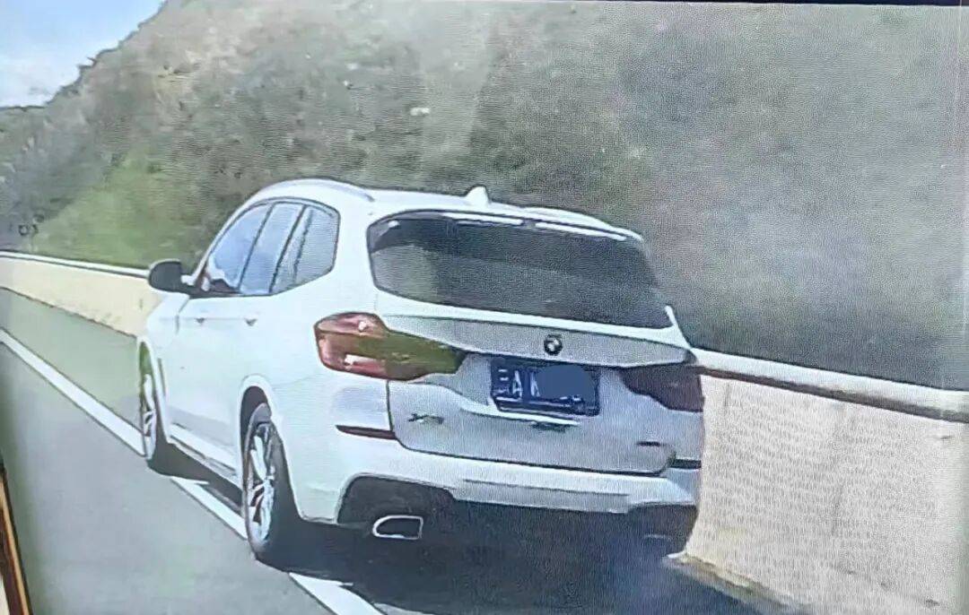 高速占用应急车道？群众：举报！