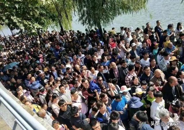 国庆3大名场面：国内景区人挤人，东非草原大堵车，电车卡在高速-华闻时空