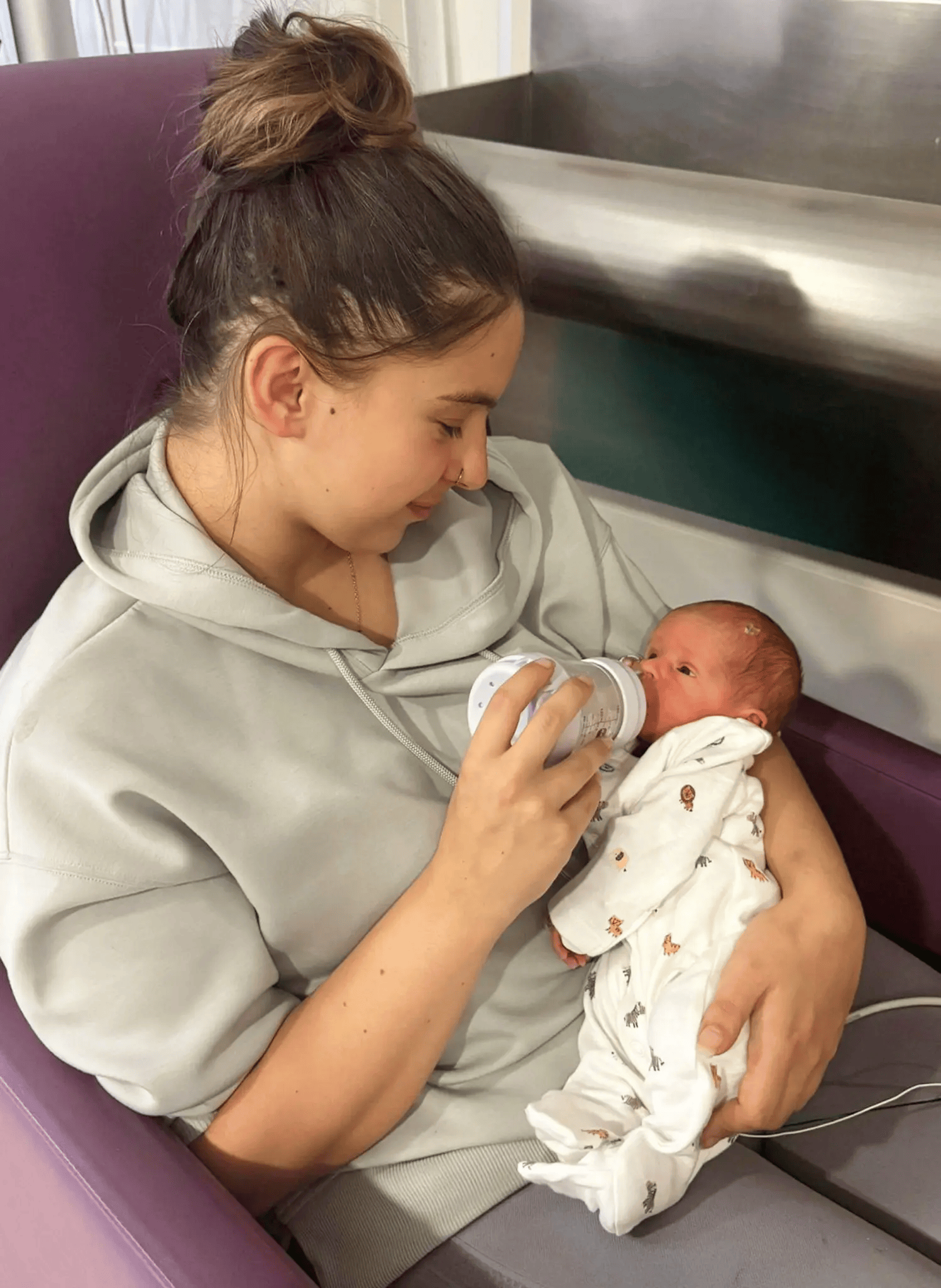 英女子吐血送医快要分娩时才知怀孕