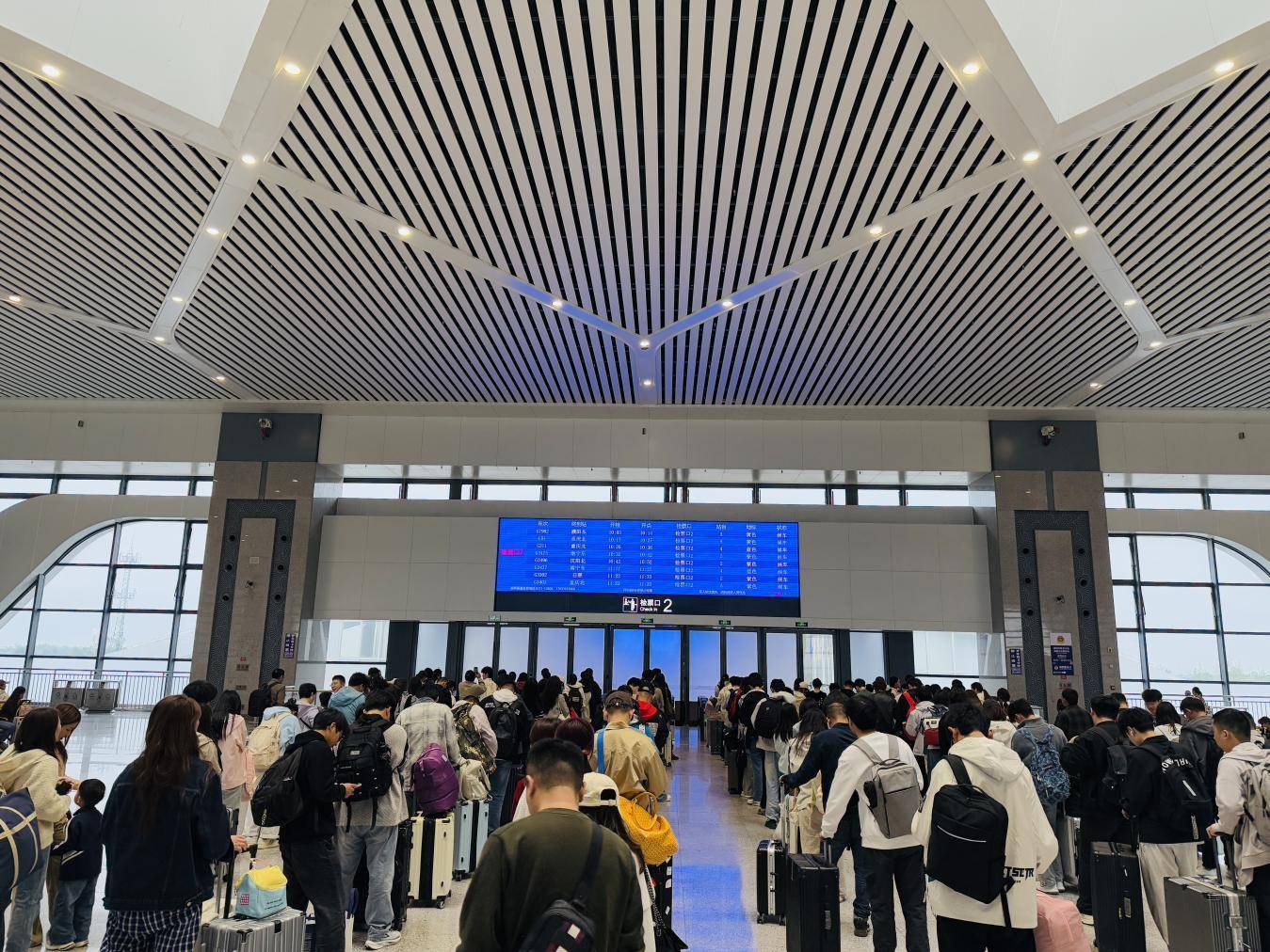 历史新高！国铁集团郑州局今日发送旅客104.8万人次