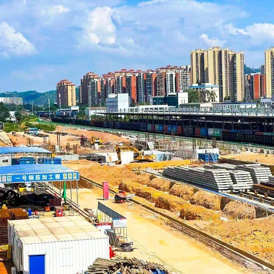 梧州火车站改造和站台扩建工程火热进行中,为明年2026年柳梧铁路全线通车做准备.._站场_施工_客货
