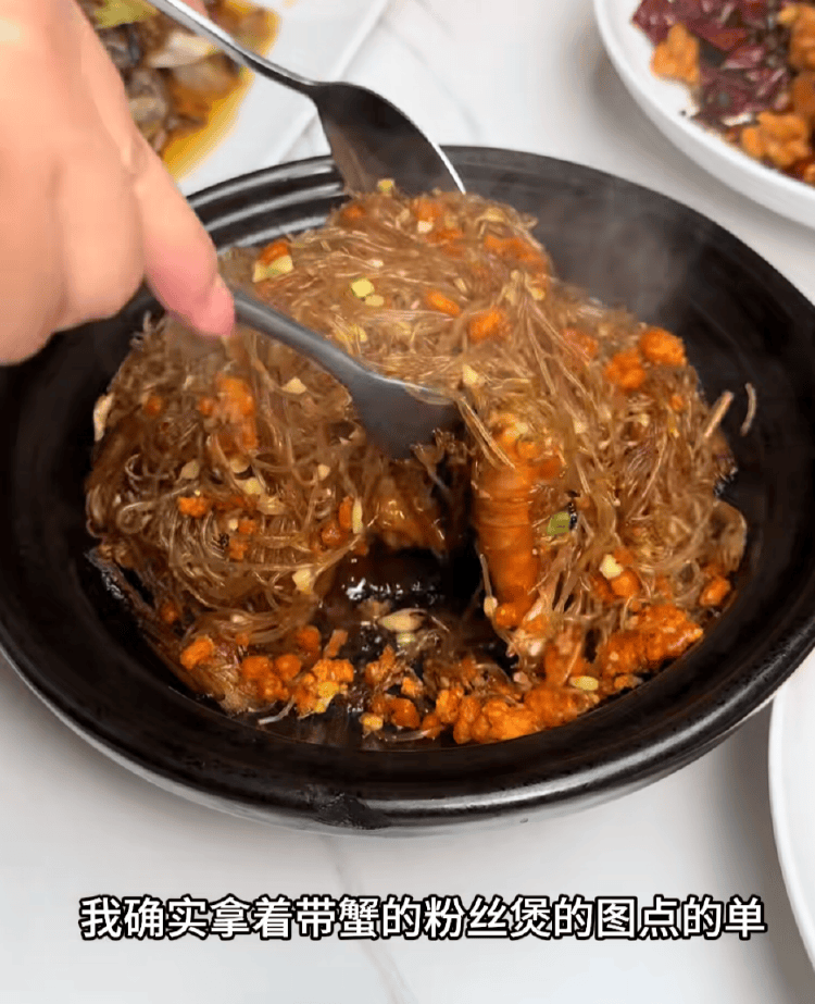 女子点88元菜结账变358？餐厅：服务员新来的，食材是临时叫的外卖