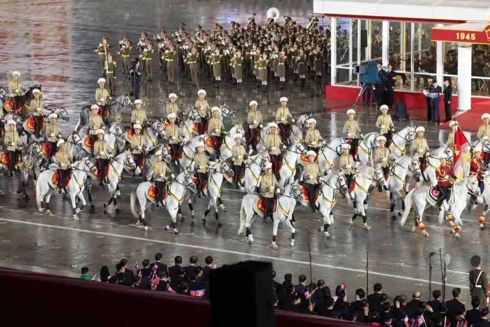 阅兵式上，朝鲜“最强核战略武器系统”亮相