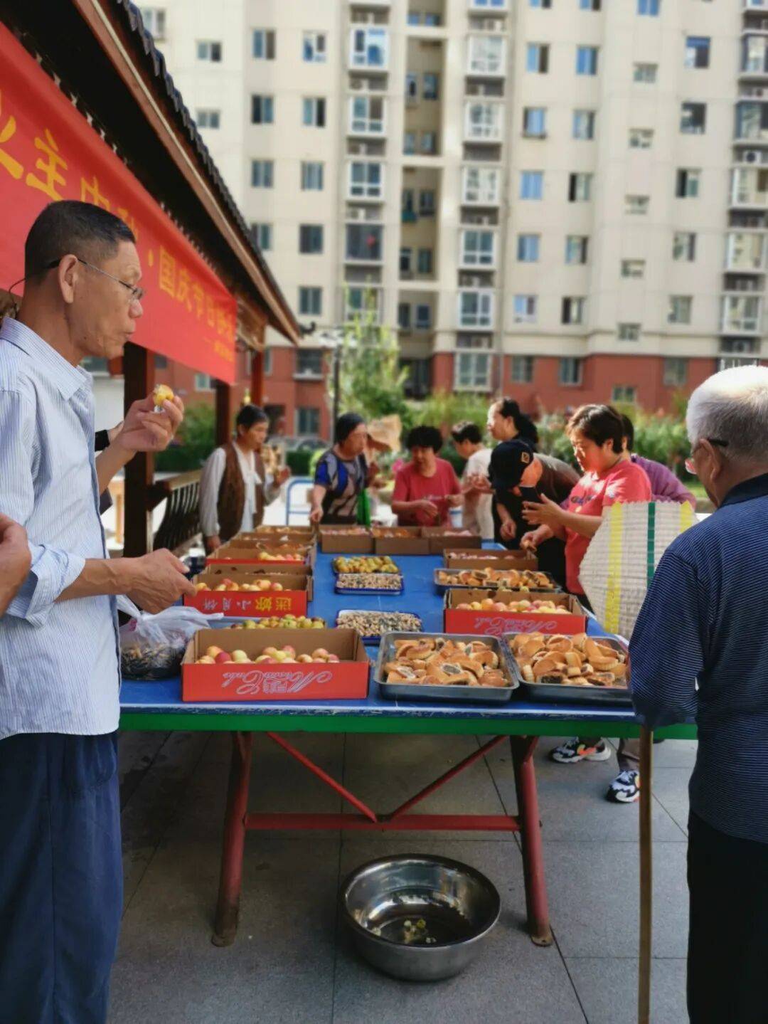月满家园添暖意情聚中秋见初心