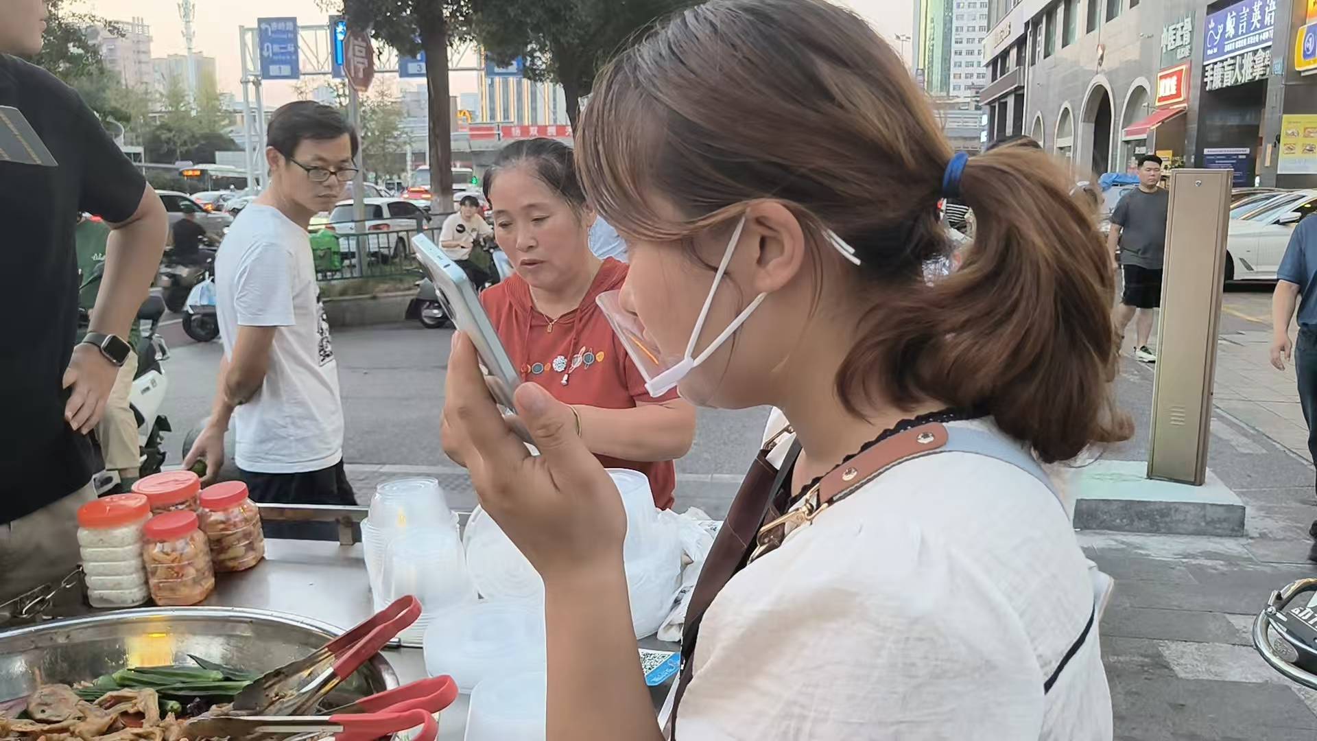 长沙女孩大口吃剩食意外带火爸妈的小摊，客人太多累懵！网友起哄：这下女儿汤都没得喝
