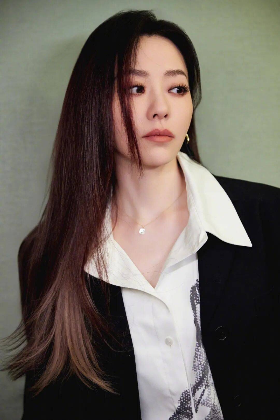 张靓颖演唱会中摔下两米高舞台，后返回继续演唱，暖心安慰歌迷：没事，摔得不疼