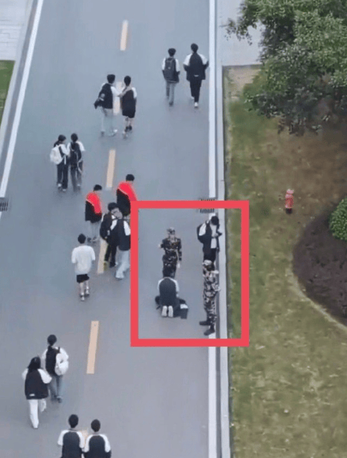 重庆一高校老师逼迫学生下跪？校方回应：双方都是学生