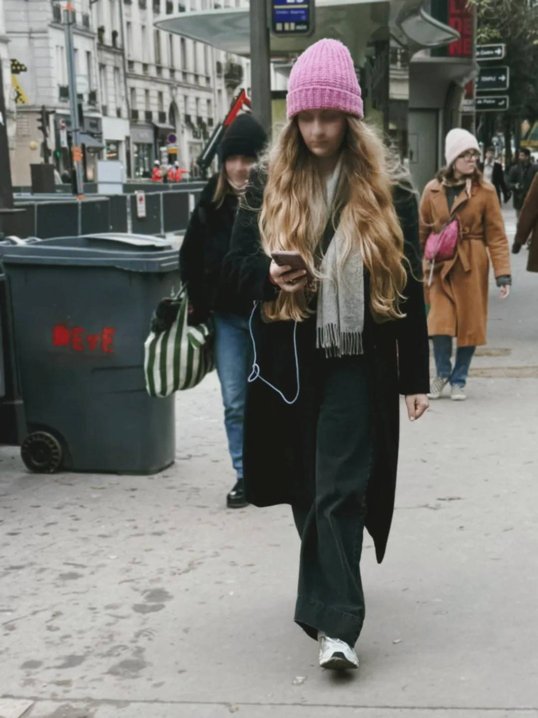 巴黎街拍:冬季街头那些毫不费力的耐看穿搭,是时尚与魅力的结合