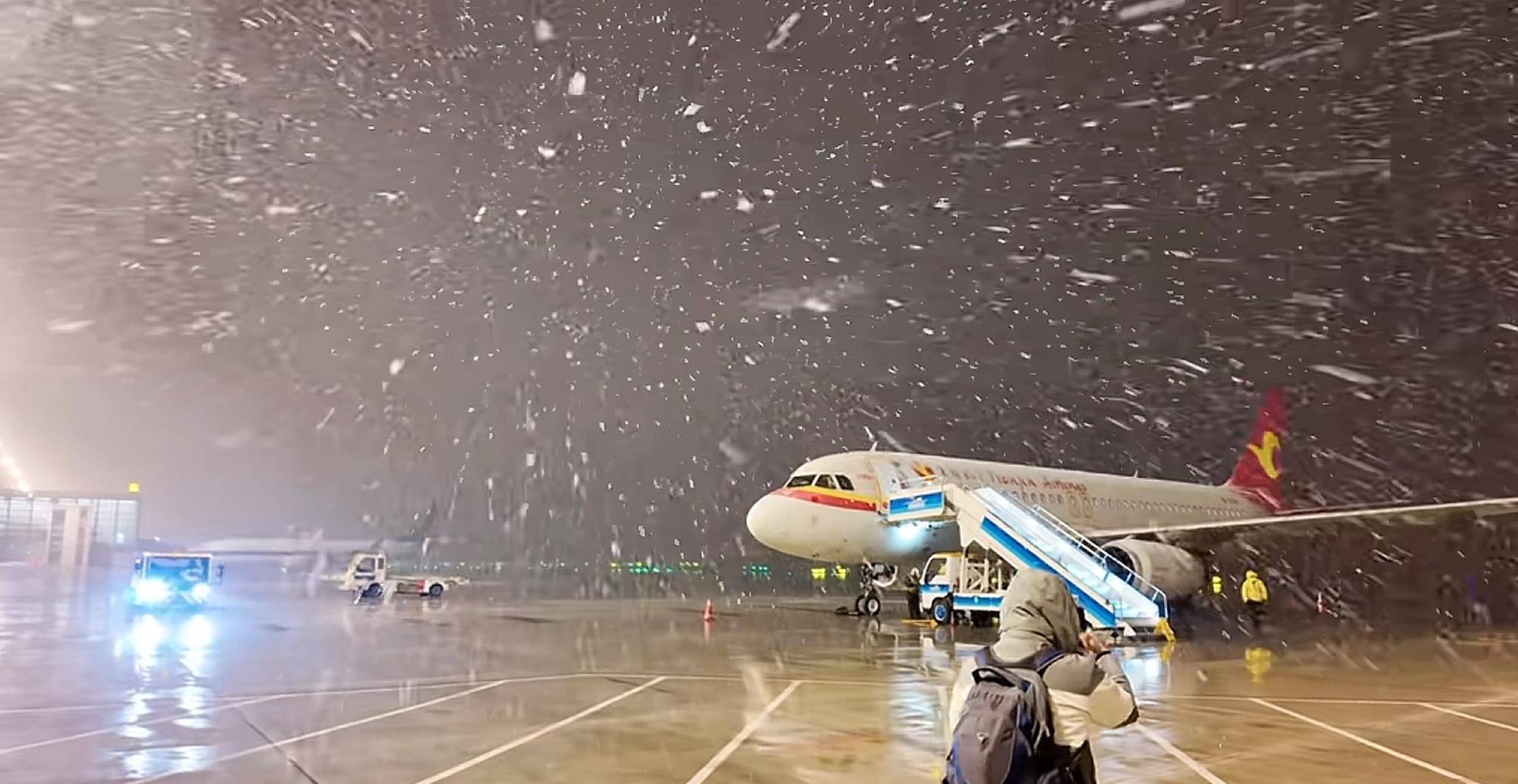 北方多地迎来第一场雪，黑龙江局地已出现暴雪，积雪深5厘米，气象专家称今年初雪略提前
